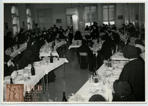 Orfanotrofio femminile del Conventino - Bergamo - Interno: sala da pranzo - Corso di aggiornamento per religiose educatrici - Suore ed educatrici a pranzo - FIRAS