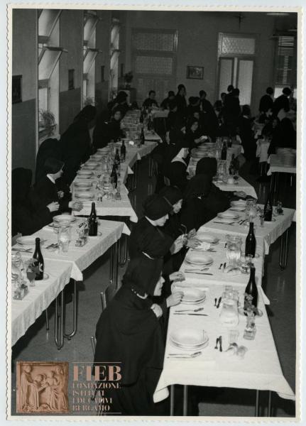 Orfanotrofio femminile del Conventino - Bergamo - Interno: sala da pranzo - Corso di aggiornamento per religiose educatrici - Suore ed educatrici a pranzo - FIRAS