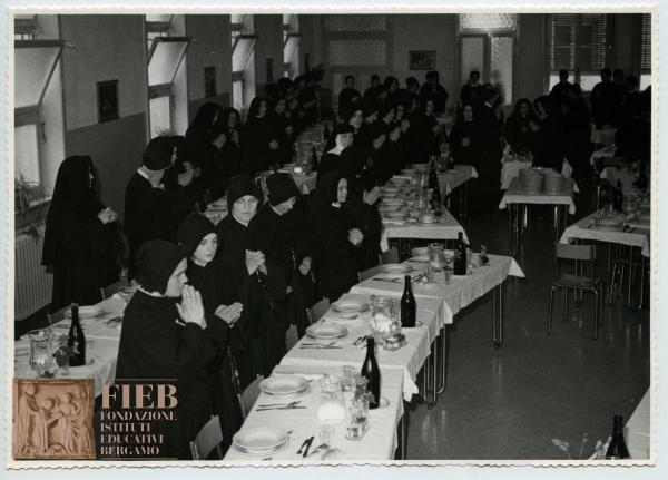 Orfanotrofio femminile del Conventino - Bergamo - Interno: sala da pranzo - Corso di aggiornamento per religiose educatrici - Suore ed educatrici pregano - FIRAS