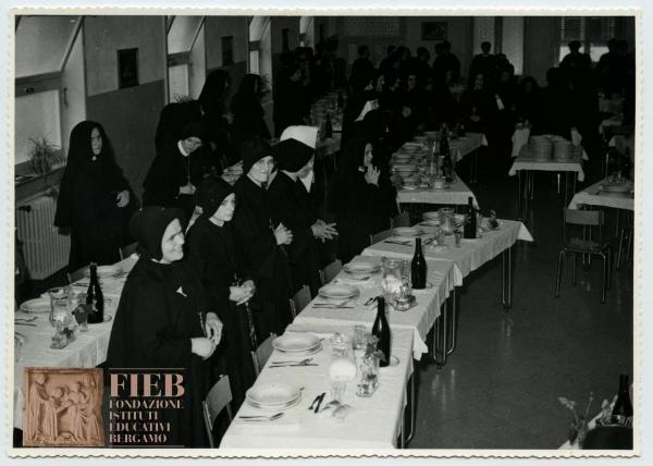 Orfanotrofio femminile del Conventino - Bergamo - Interno: sala da pranzo - Corso di aggiornamento per religiose educatrici - Suore ed educatrici pregano - FIRAS