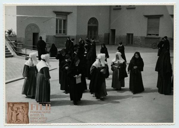 Orfanotrofio femminile del Conventino - Bergamo - Esterno: cortile - Corso di aggiornamento per religiose educatrici - Suore ed educatrici in pausa - FIRAS