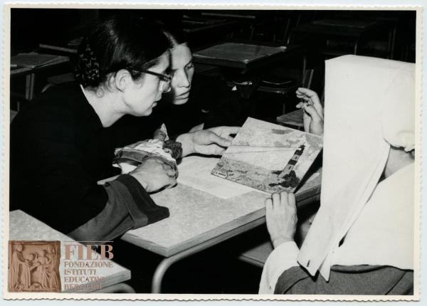 Orfanotrofio femminile del Conventino - Bergamo - Interno - Corso di aggiornamento per religiose educatrici - Suora ed educatrici sedute guardano un quadretto con un faro - FIRAS