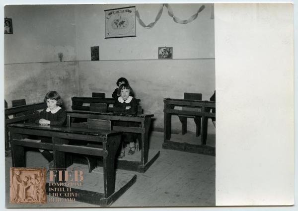 Orfanotrofio femminile del Conventino - Bergamo - Interno - Aula - Scolare sedute ai banchi