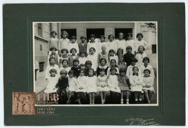 Orfanotrofio femminile del Conventino - Bergamo - Esterno - Foto di gruppo: scolare del Conventino