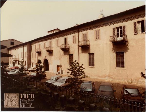 Albergo Commercio - Bergamo - Complesso di Santo Spirito - Passaggio Canonici Lateranensi - Parcheggio: auto parcheggiate