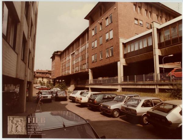 Albergo Commercio - Bergamo - Complesso di Santo Spirito - Passaggio Canonici Lateranensi - Parcheggio - Auto Fiat - Auto Renault - Bambino
