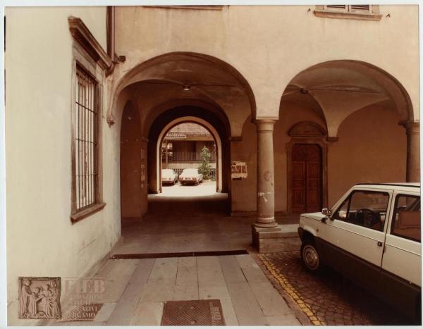 Albergo Commercio - Bergamo - Complesso di Santo Spirito - Dettaglio del Chiostro di Santo Spirito - Passaggio Canonici Lateranensi - Portico - Auto parcheggiate - Fiat panda