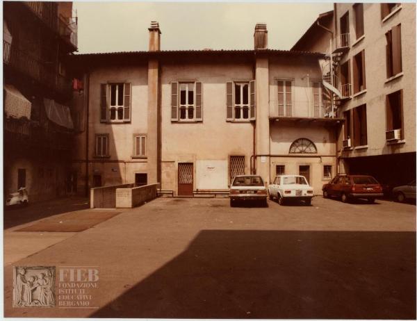 Albergo Commercio - Bergamo - Complesso di Santo Spirito - Passaggio Canonici Lateranensi - Parcheggio: auto parcheggiate