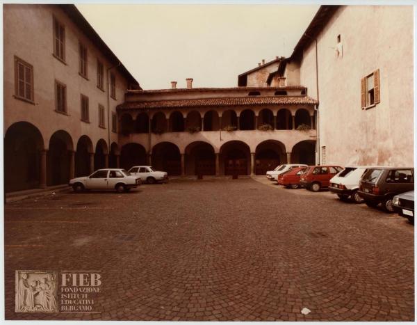 Albergo Commercio - Bergamo - Complesso di Santo Spirito - Passaggio Canonici Lateranensi - Parcheggio: auto parcheggiate