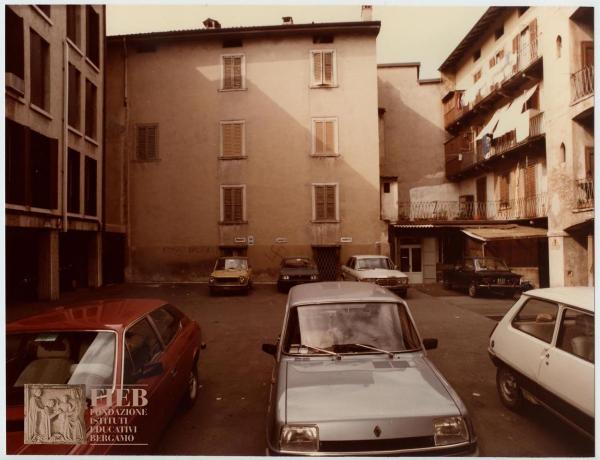 Albergo Commercio - Bergamo - Complesso di Santo Spirito - Parcheggio: auto parcheggiate - Auto Renault - Balconi a ringhiera