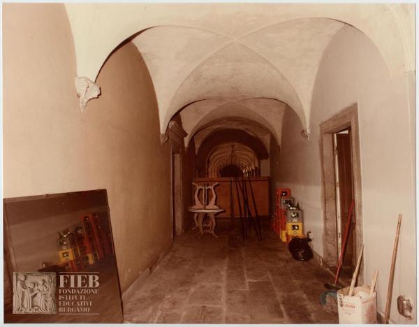 Albergo Commercio - Bergamo - Complesso di Santo Spirito - Portico - Tavoli - Specchio - Casse di acqua - Scopa