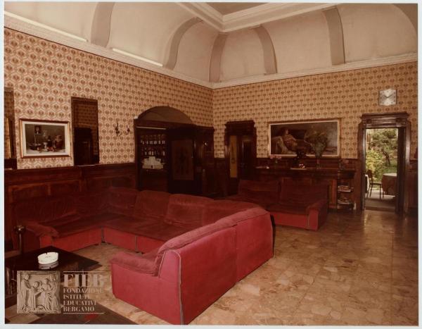 Albergo Commercio - Via Torquato Tasso - Bergamo - Complesso di Santo Spirito - Interno: salone - Divani rosso - Quadri - Tavolino con posacenere - Scorcio del giardino - Scorcio del bar - Cassa - Orologio a muro