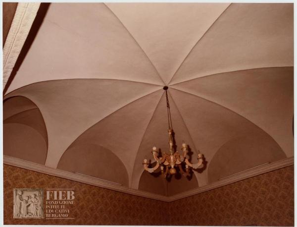 Albergo Commercio - Via Torquato Tasso - Bergamo - Complesso di Santo Spirito - Interno - Dettaglio del soffitto - Lampadario - Carta da parati