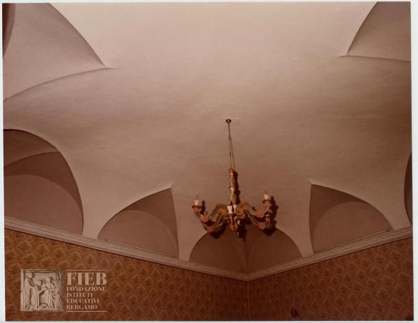 Albergo Commercio - Via Torquato Tasso - Bergamo - Complesso di Santo Spirito - Interno - Dettaglio del soffitto - Lampadario - Carta da parati