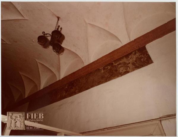 Albergo Commercio - Via Torquato Tasso - Bergamo - Complesso di Santo Spirito - Interno - Dettaglio del soffitto - Lampadario - Carta da parati