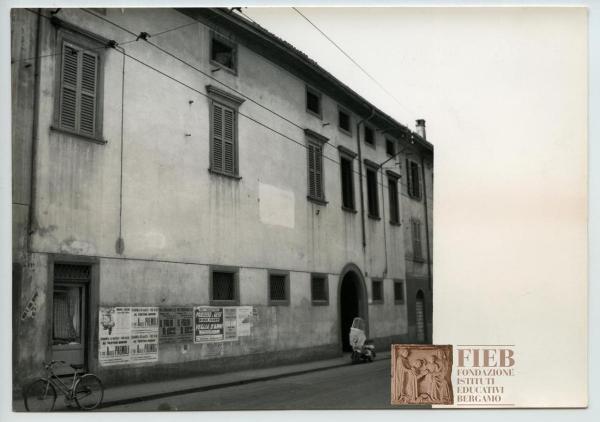 Istituto Divino Redentore - Bergamo: Borgo Santa Caterina - Facciata esterna dell'edificio - Ingresso - Manifesti pubblicitari - Motorino - Bicicletta