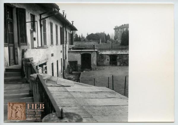 Istituto Divino Redentore - Bergamo: Borgo Santa Caterina - Cortile interno - Balcone a ringhiera