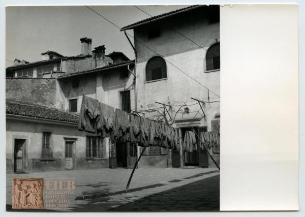 Istituto Divino Redentore - Bergamo: Borgo Santa Caterina - Terrazza interna - Divise stese ad asciugare