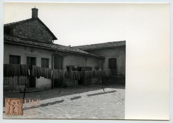 Istituto Divino Redentore - Bergamo: Borgo Santa Caterina - Terrazza interna - Divise stese ad asciugare - Tetti