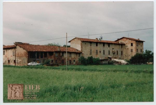 Rustici - Provincia di Bergamo - Treviglio: località Le Battaglie - Cascina Le Battaglie: esterno - Giardino -Auto parcheggiata