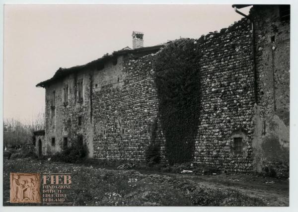 Rustici - Provincia di Bergamo - Treviolo: Curnasco: via S. Zenone 6 - Cascina: vista dall'esterno - Prato