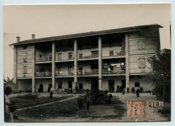 Rustici - Provincia di Bergamo - Treviglio - Castel Cerreto - Esterno cascina Berlona Nuova - Donne - Uomini - Due bambini in primo piano - Abitazioni