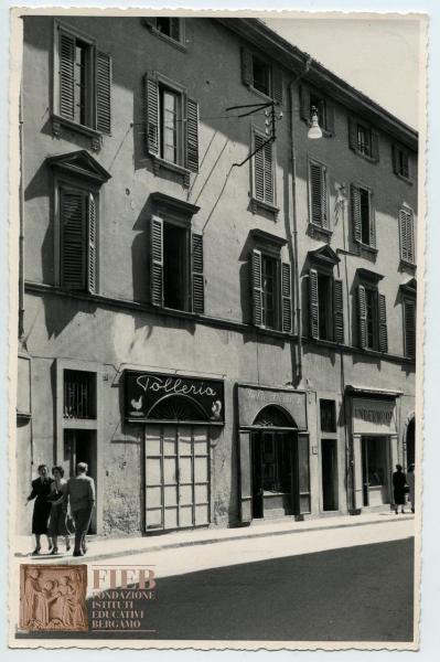 Bergamo - Via Tasso - Insegne negozi - Persone camminano sul marciapiede
