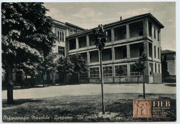 Orfanotrofio maschile di Bergamo - Bergamo: Via Santa Lucia - Esterno - Un cortile - Prato - Alberi