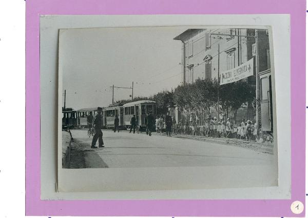 Colonia Elioterapica - Bergamo - Quartiere Longuelo - Esterni - Bambini in strada - Tram
