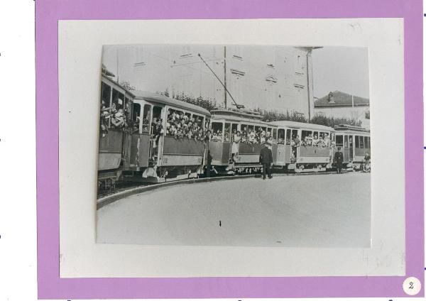 Colonia Elioterapica - Bergamo - Quartiere Longuelo - Esterni - Bambini sulle carrozze del tram
