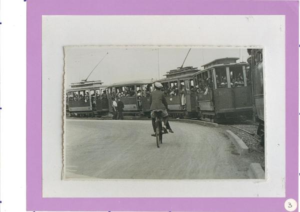 Colonia Elioterapica - Bergamo - Quartiere Longuelo - Esterni - Bambini sulle carrozze del tram
