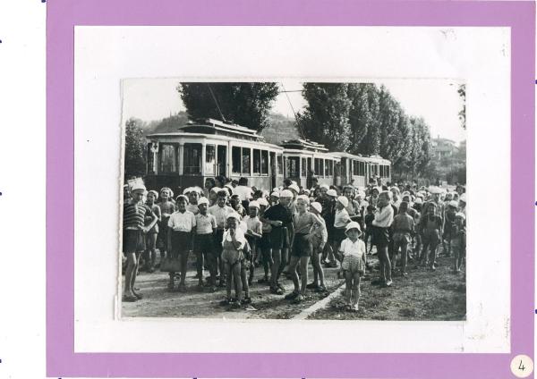 Colonia Elioterapica - Bergamo - Quartiere Longuelo - Esterni - Bambini sulla strada al fianco delle carrozze del tram
