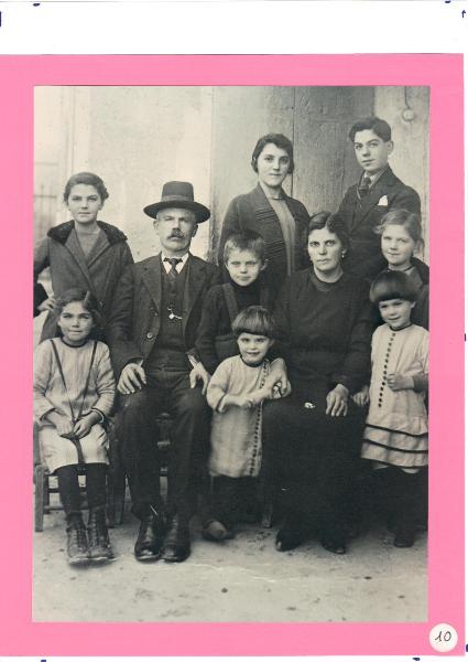 Ritratto di famiglia - Famiglia Scudelletti - Luigi Scudeletti - Adelaide Locatelli - Lina Scudeletti - Serafina Scudeletti - Giuseppe Scudeletti - Mario Scudeletti - Teresa Scudeletti - M. Angiolina Scudeletti - Lucia Scudeletti - Agnese Scudeletti