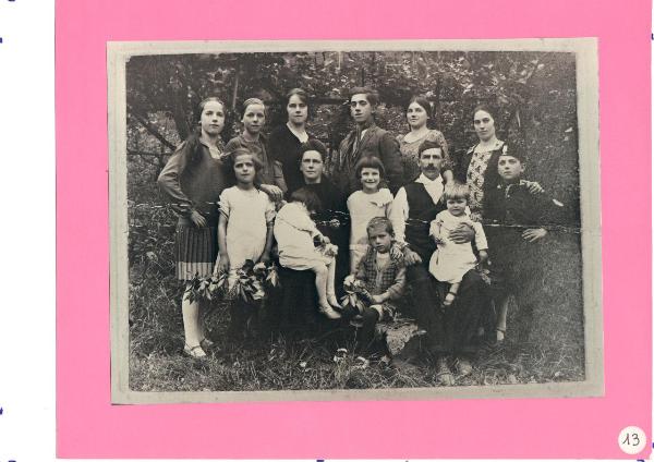 Ritratto di famiglia - Famiglia Mariani - Mariani Giuseppe e Vavassori Sara con figli - Teresa - Bambina - Elisa - Angelo - Elena - Romilda - Luigi - Lucia - Giuseppina - Roberto - Maria - Vittoria - Bergamo - Quartiere Longuelo