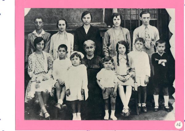 Ritratto di famiglia - Famiglia Allegrini - Maria Lorenzi con tutti i nipoti - Bergamo - Quartiere Longuelo