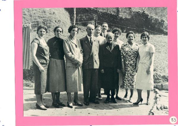 Ritratto di famiglia -  Famiglia Basilio - Basilio Trabucco - Giuseppina Agazzi - Lidia Basilio - Alessandra Basilio - Luigina Basilio - Marisa Basilio - Giuseppina Basilio - Gabriella Basilio - Alfredo Basilio e moglie - Bergamo - Quartiere Longuelo