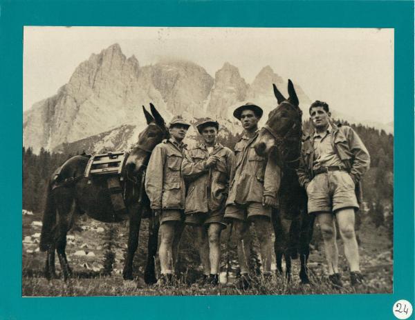 Veneto - Belluno - Pale di San Martino - Ritratto di gruppo maschile - 32° Brigata Bergamo - Militari - Vittorio Oberti Caporale Maggiore con commilitoni