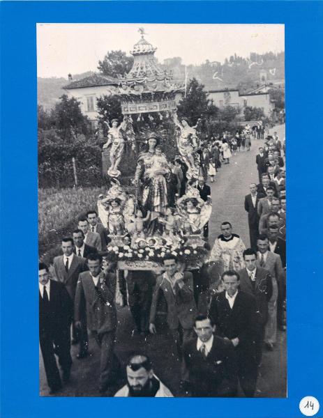 Bergamo - Quartiere Longuelo - Persone in processione con la statua della  Madonna del Rosario