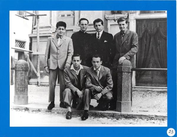 Bergamo - Quartiere Longuelo - Ritratto di gruppo maschile - Renato Carminati - don Ercole Ferri - Massimo Mariani - Ilario Sartiani - Silvano Colombi - Mario Cattaneo