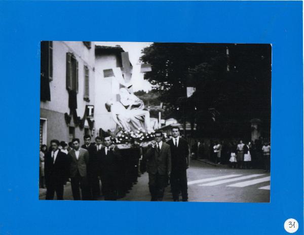 Bergamo - Quartiere Longuelo - Persone in processione con la statua della Beata Vergine Addolorata