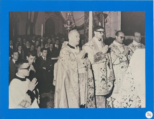 Bergamo - Quartiere Longuelo - Foto di gruppo maschile - Interno -  Chiesa - Don Achille Sana con Don Vittorio Belotti e Don Ferdinando Locatelli