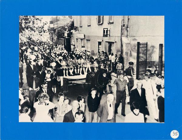 Bergamo - Quartiere Longuelo - Persone in processione  con la statua di Sant'Antonio da Padova