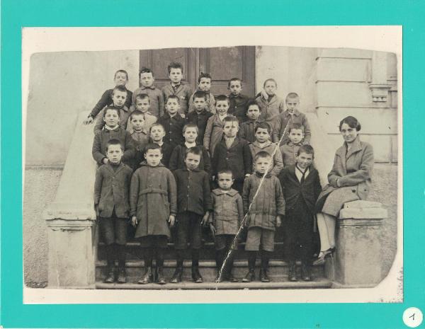 Bergamo - Quartiere Longuelo - Scuole elementari Cavezzali - Classe Terza - Ritratto di gruppo maschile - Bambini - Alunni nati nel 1918 con Ines Balicco Insegnante