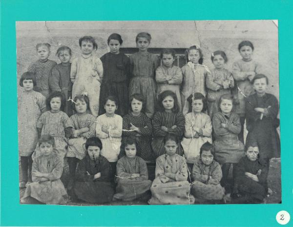 Bergamo - Quartiere Longuelo - Scuole elementari Cavezzali - Classe Terza - Bambini -Ritratto di gruppo femminile con Maria Elisabetta Mazza insegnante