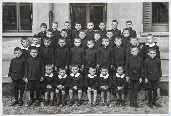 Ritratto di gruppo - Bambini sordi, allievi - Milano - Pio Istituto dei Sordi in via Settembrini - Scuola dell'infanzia