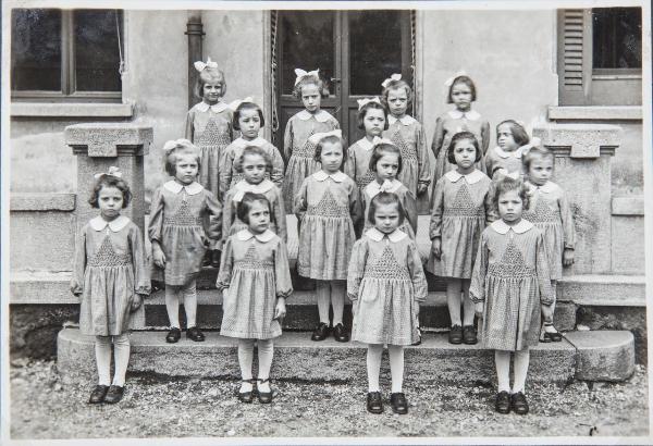 Ritratto di gruppo - Bambine sorde, allieve - Scuola dell'infanzia - Milano - Pio Istituto dei Sordi in via Settembrini