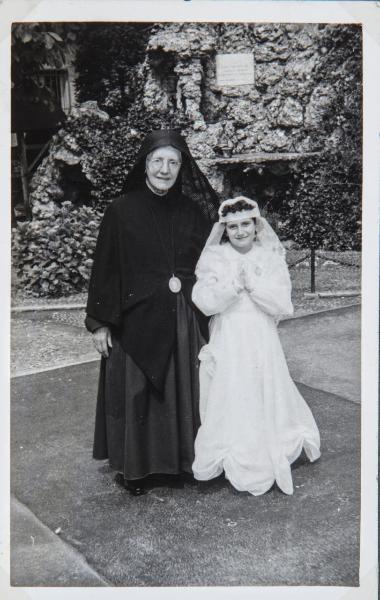Ritratto di coppia - Prima Comunione - Madre Teresa Bosisio, suora, con bambina sorda, allieva - Milano - Pio Istituto dei Sordi in via Settembrini
