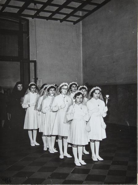 Ritratto di gruppo - Prima Comunione - Bambine sorde, allieve, con suora - Milano - Pio Istituto dei Sordi in via Settembrini