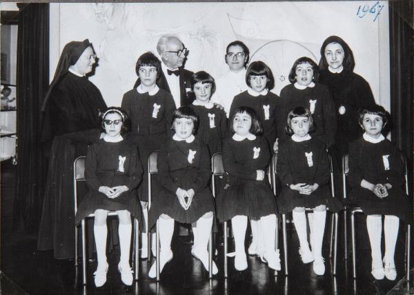 Ritratto di gruppo - Prima Comunione - Bambine sorde, allieve, con Madre Anita Cazzaniga e altre suore - Milano - Pio Istituto dei Sordi in via Settembrini