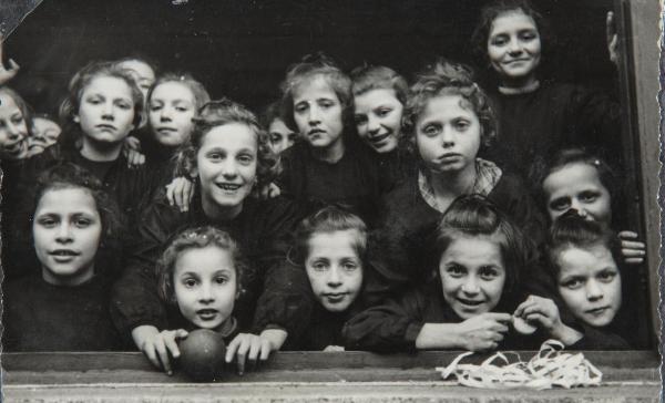 Ritratto di gruppo - Bambine sorde, allieve - Milano - Pio Istituto dei Sordi in via Settembrini